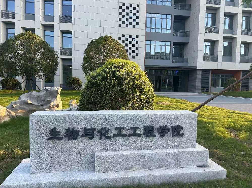 坡头区扬州职业大学体育场高杆灯项目